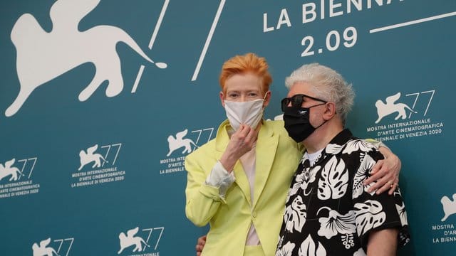 Pedro Almodóvar (r), Regisseur aus Spanien, und Tilda Swinton, Schauspielerin aus Großbritannien, mit Masken beim Filmfest in Venedig.