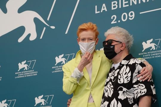 Pedro Almodóvar (r), Regisseur aus Spanien, und Tilda Swinton, Schauspielerin aus Großbritannien, mit Masken beim Filmfest in Venedig.