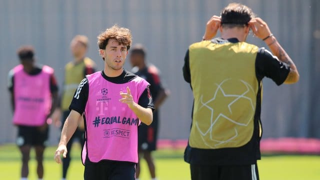 Alvaro Odriozola (l) verlässt den FC Bayern München wieder.