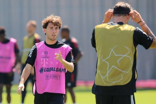 Alvaro Odriozola (l) verlässt den FC Bayern München wieder.