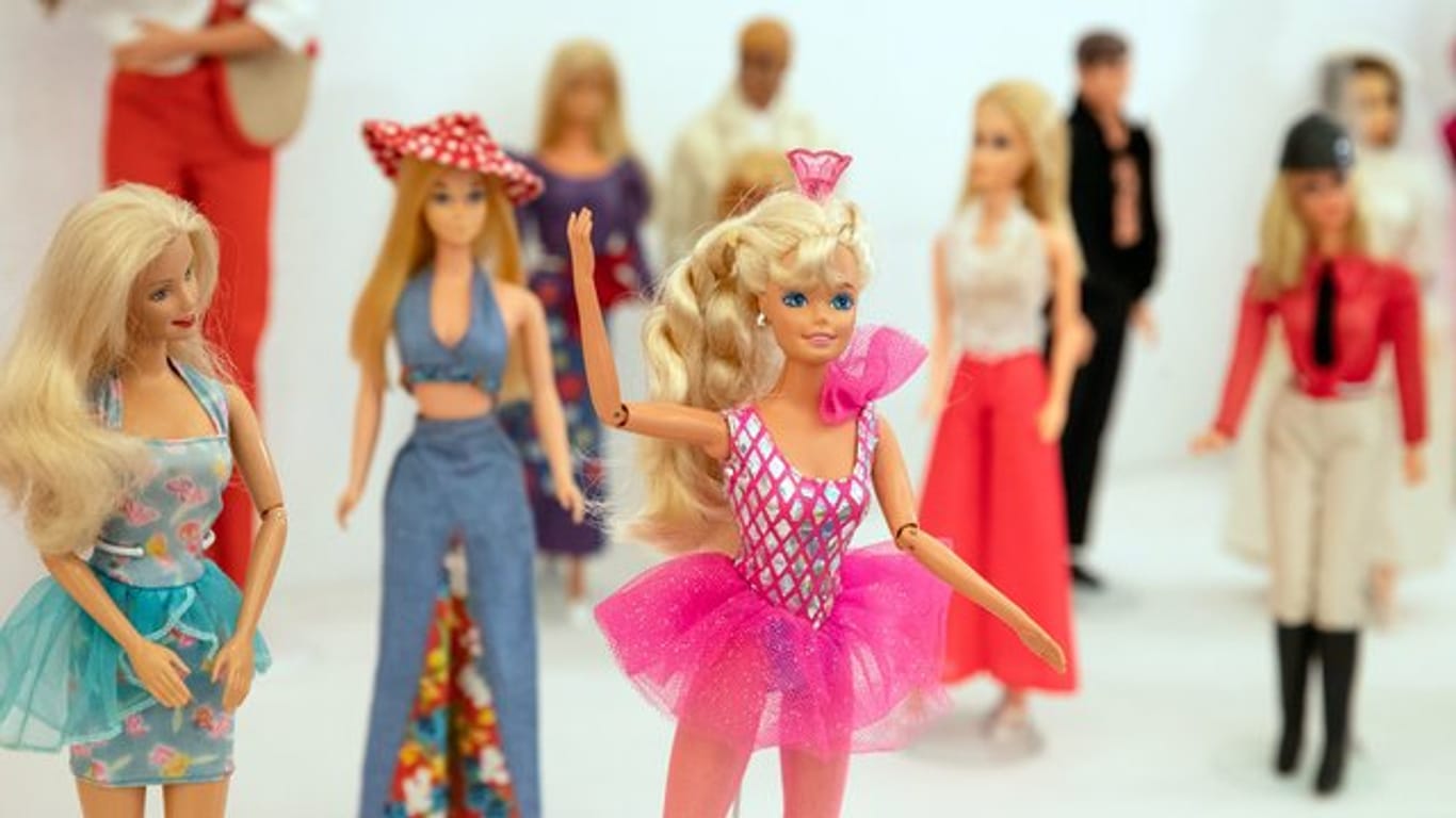 Schön bunt: Verschiedene Barbie-Puppen in der Sonderausstellung "Busy girl - Barbie macht Karriere" im Schloss Bruchsal.
