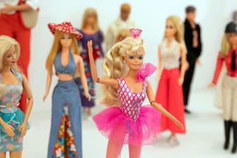 Schön bunt: Verschiedene Barbie-Puppen in der Sonderausstellung "Busy girl - Barbie macht Karriere" im Schloss Bruchsal.