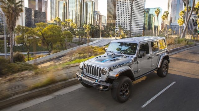 Mit elektrischer Unterstützung: Jeep hat seinen Wrangler für 2021 auch als Plug-in-Hybrid mit Stecker angekündigt. Mit elektrischer Unterstützung: Jeep hat seinen Wrangler für 2021 auch als Plug-in-Hybrid mit Stecker angekündigt.