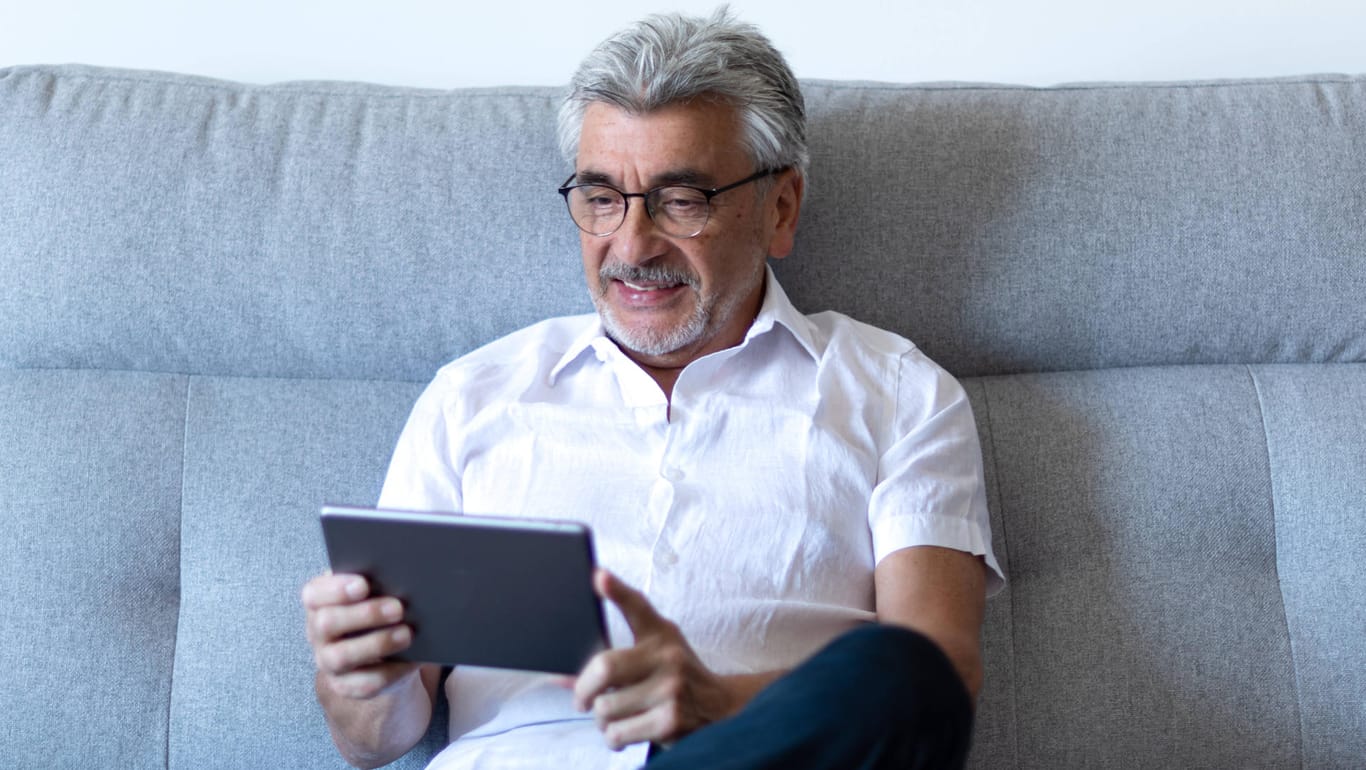 Ein älterer Mann schaut auf sein Tablet (Symbolbild): Der BVI hat einen neuen Rechner für die Zusatzrente vorgestellt.