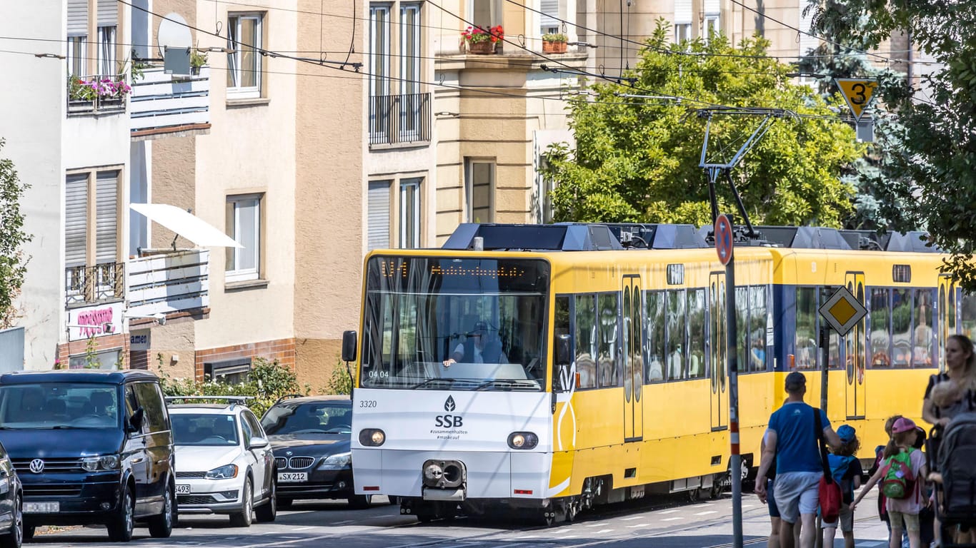 Eine Stadtbahn fährt durch Stuttgart (Symbolbild): Ein Fahrgast ist bespuckt und geschlagen worden.