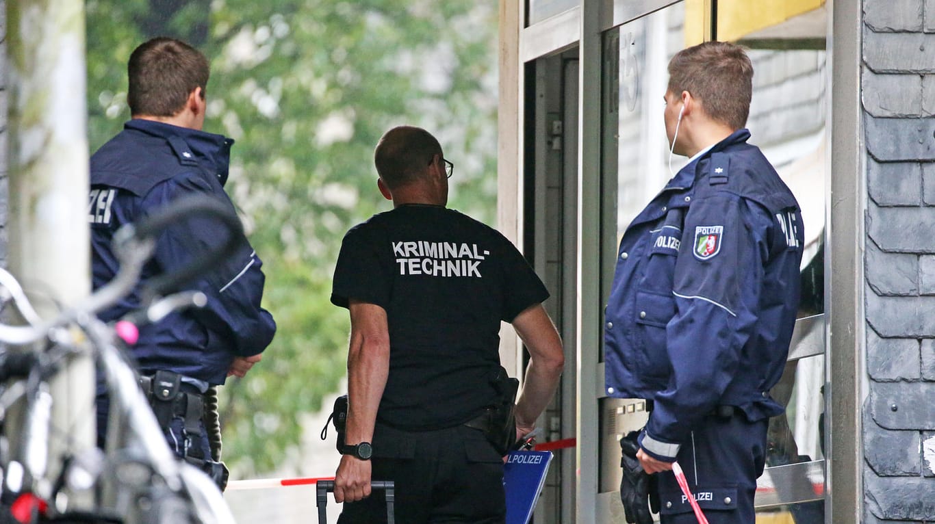 Ein Kriminaltechniker geht in ein Wohngebäude: Zahlreiche Einsatzkräfte sind in dem Wohnhaus in Solingen, in dem fünf tote Kinder entdeckt worden sind.