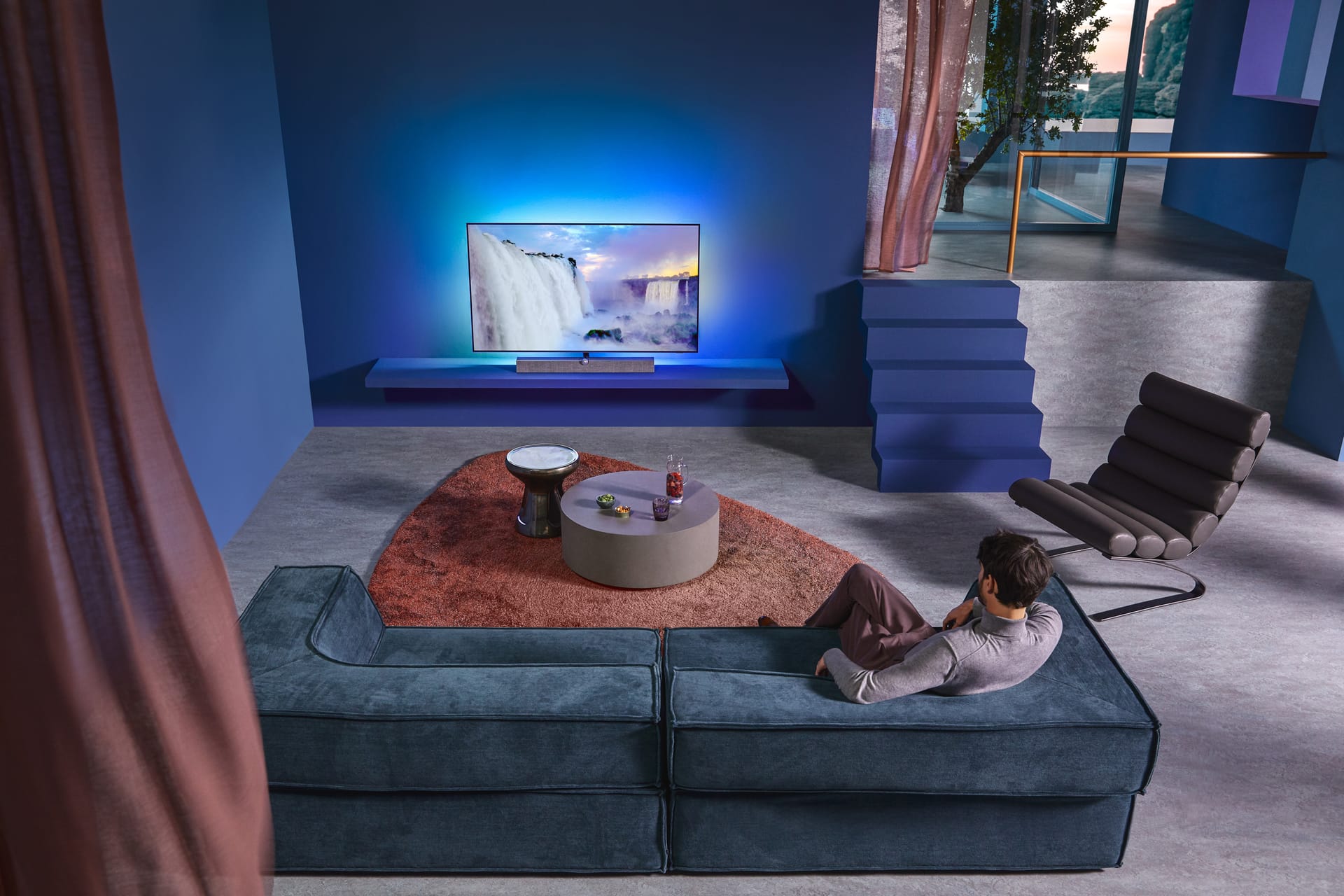 Philips TV taucht den Raum dank Ambilight in die zum Bild passenden Farben