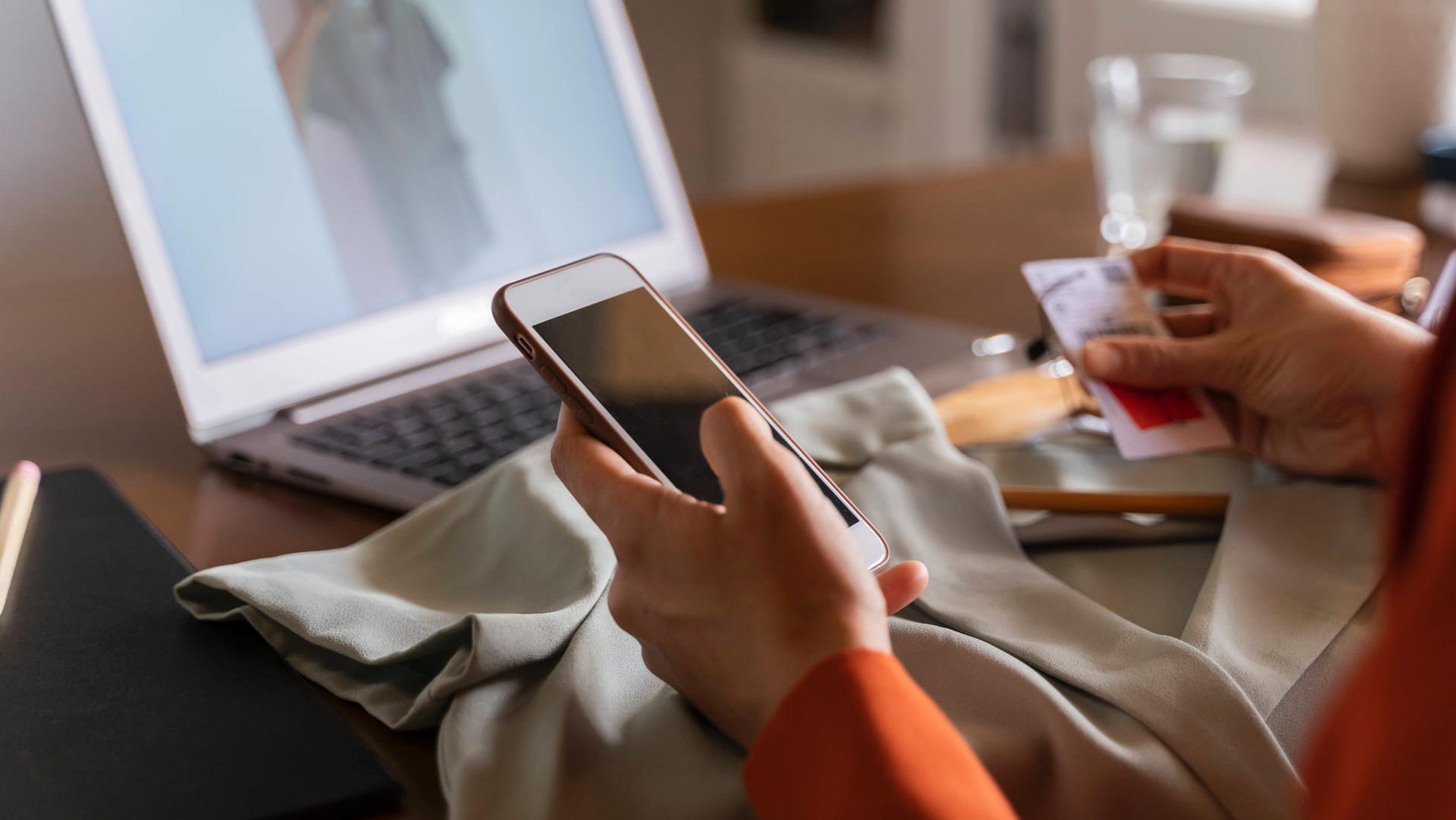 Frau shoppt im Internet (Symbolbild): Die Grünen wollen den Online-Handel regulieren. Frau shoppt im Internet (Symbolbild): Die Grünen wollen den Online-Handel regulieren.