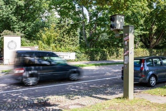 Aktuell streiten die Länder über einen Formfehler in der neuen Straßenverkehrsordnung, es geht vor allem um härtere Strafen für Raser.