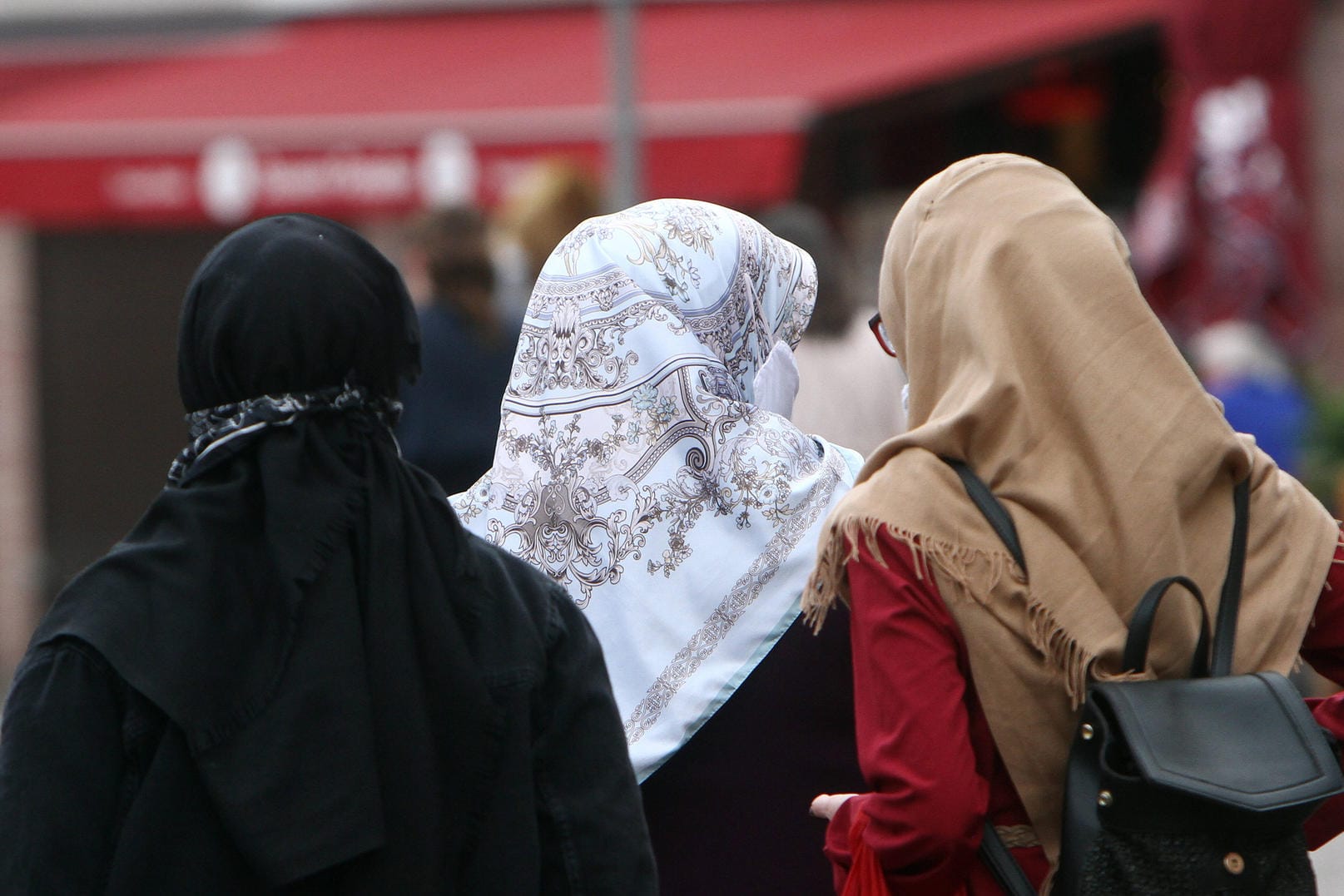 Frauen mit Kopftüchern spazieren über eine Straße (Symbolbilder): In Berlin dürfen nun Rechtsreferendare religiöse Symbole tragen. Aber nur unter einer bestimmten Bedingung.