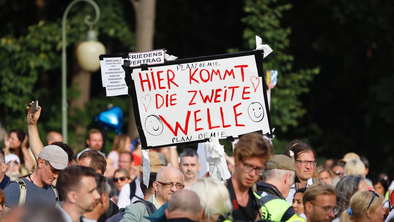 Demonstranten verschiedener Gruppierungen auf einer Corona-Demo in Berlin: Dort soll auch ein Polizist aus Bayern aufgetreten sein. Das hat nun Folgen.