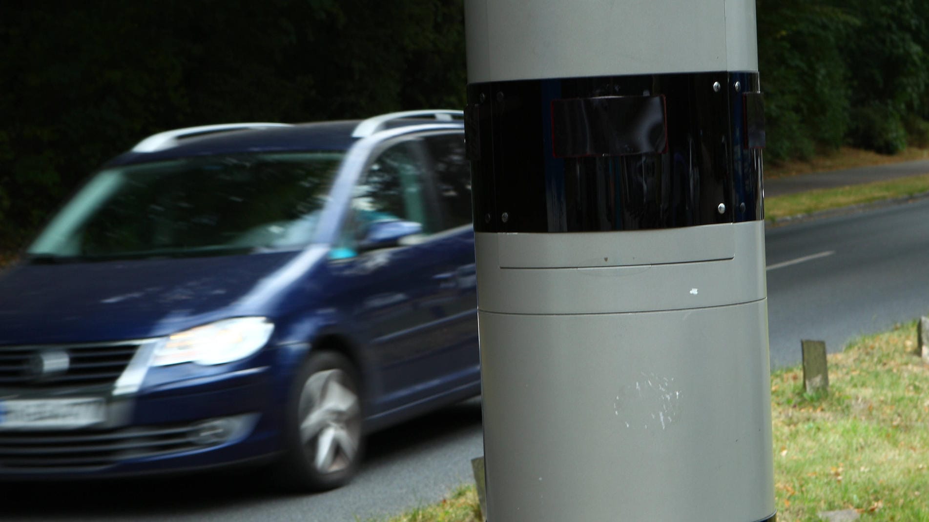 Radarkontrolle: Aktuell streiten die Länder über einen Formfehler in der neuen Straßenverkehrsordnung, es geht vor allem um härtere Strafen für Raser. Nun tauchen neue Bedenken auf – zu früheren Verordnungen.