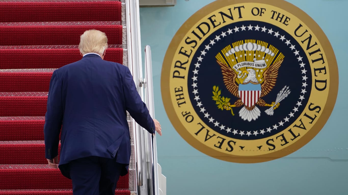 Donald Trump steigt in die Air Force One: Der parteiinterne Widerstand gegen den US-Präsidenten wächst.