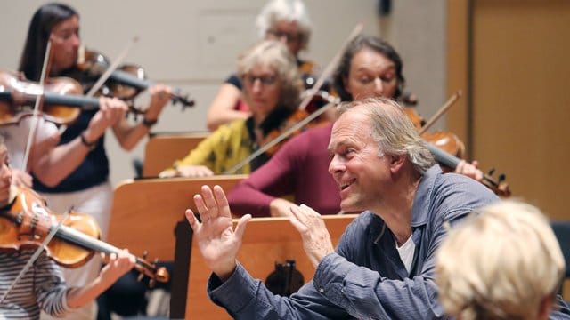 Der Dirigent Thomas Hengelbrock (r) probt mit dem Ensemble Der Dirigent Thomas Hengelbrock (r) probt mit dem Ensemble
