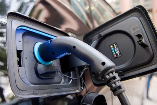 Die Neuzulassungen bei Elektrofahrzeugen liegen weiter auf Rekordniveau.
