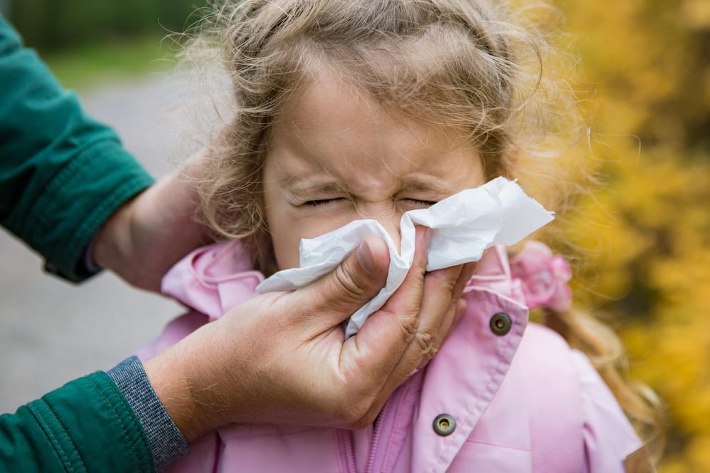 Schnupfen: Gerade Kleinkinder haben ein noch unreifes Immunsystem und sind deshalb anfälliger für Grippeviren.
