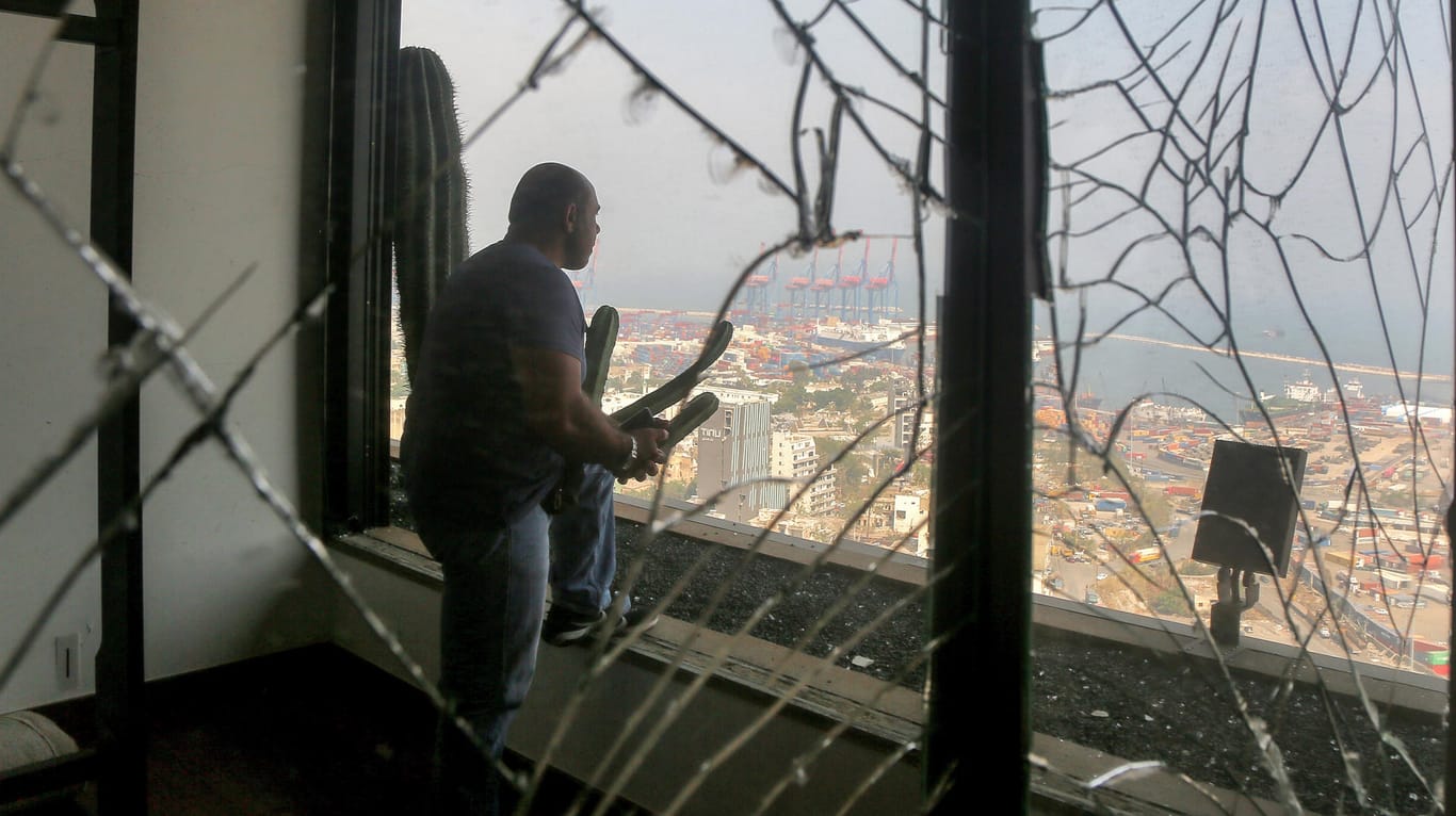 Der Schock sitzt tief: Ein Mann blickt aus seiner verwüsteten Wohnung auf den Hafen von Beirut.