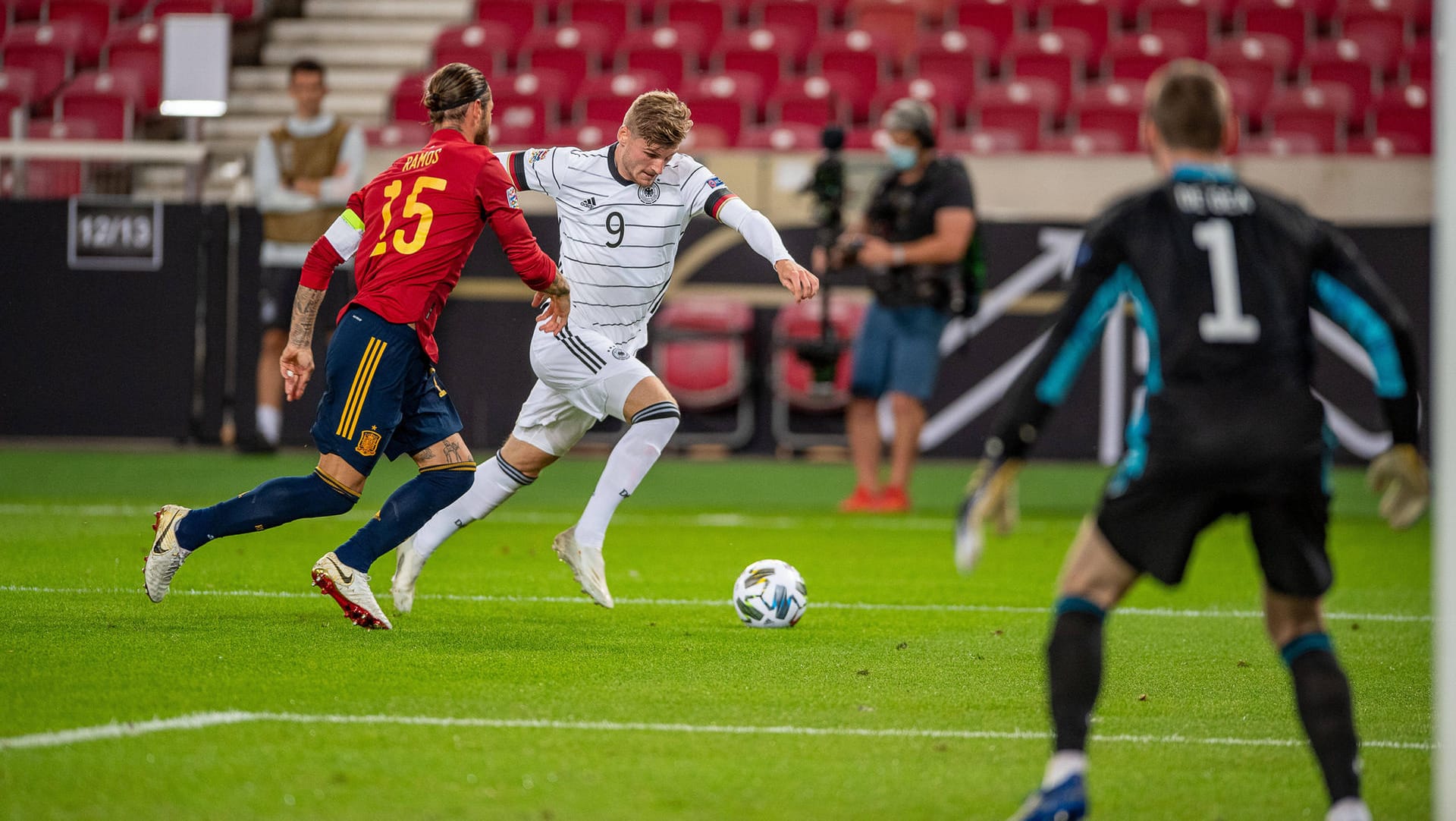 Deutschlands Timo Werner (M.) kommt gegen Spaniens Ramos zum Schuss.