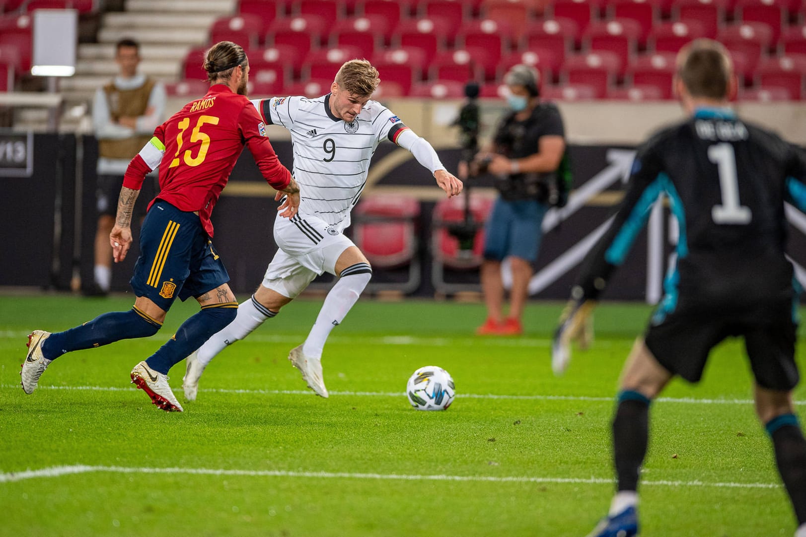 Deutschlands Timo Werner (M.) kommt gegen Spaniens Ramos zum Schuss.