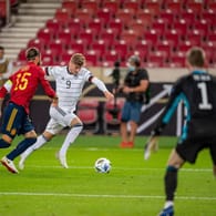 Deutschlands Timo Werner (M.) kommt gegen Spaniens Ramos zum Schuss.