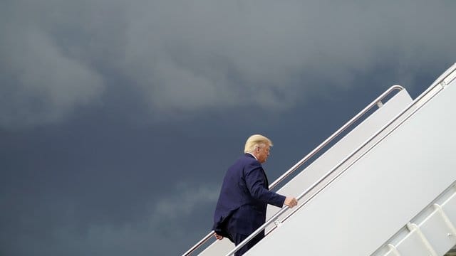 Donald Trump steigt auf der Andrew Air Force Base in die Air Force One, um zu einer Wahlkampfkundgebung zu reisen.