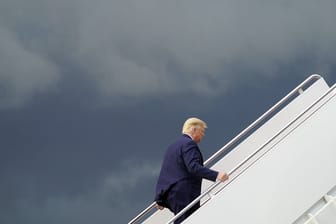 Donald Trump steigt auf der Andrew Air Force Base in die Air Force One, um zu einer Wahlkampfkundgebung zu reisen.