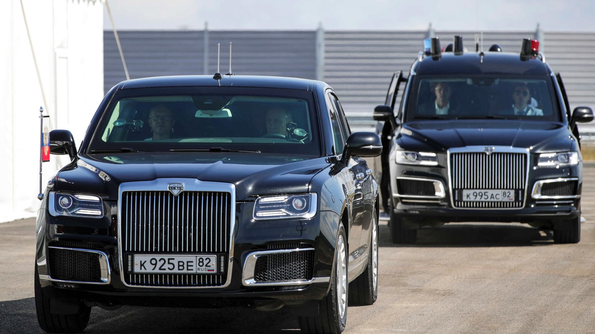 Wladimir Putin vor wenigen Tagen am Steuer einer Aurus-Limousine auf der annektierten Krim.