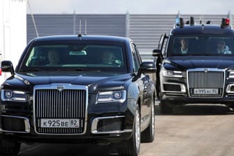 Wladimir Putin vor wenigen Tagen am Steuer einer Aurus-Limousine auf der annektierten Krim.
