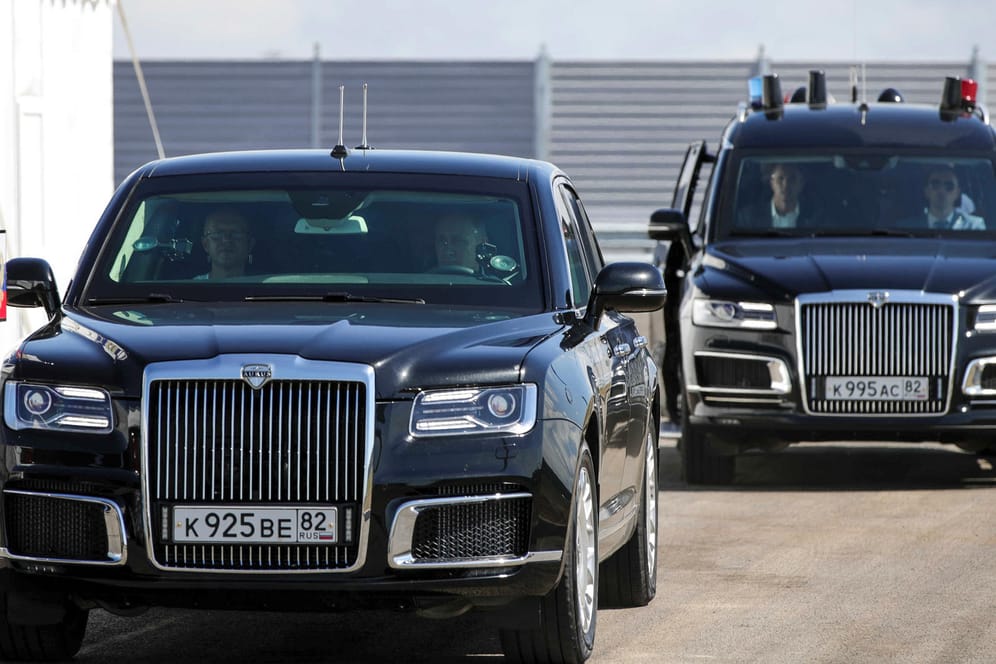 Wladimir Putin vor wenigen Tagen am Steuer einer Aurus-Limousine auf der annektierten Krim.