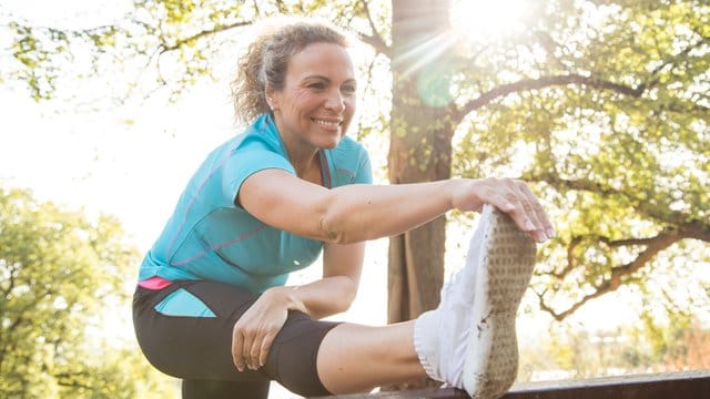 Vor der Joggingrunde halten Experten das Dehnen für verzichtbar - nach dem Laufen leitet es aber die Regeneration ein.