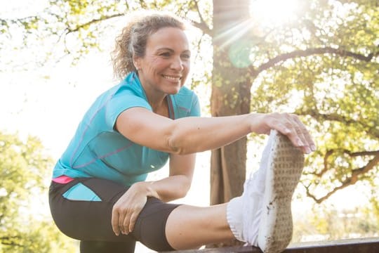 Vor der Joggingrunde halten Experten das Dehnen für verzichtbar - nach dem Laufen leitet es aber die Regeneration ein.