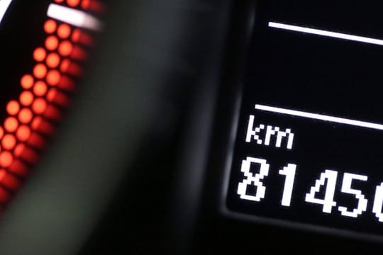 Um die eigene Anzeige auf einer Verkaufsplattform besonders hervorzuheben, hilft ein niedriger Kilometerstand.