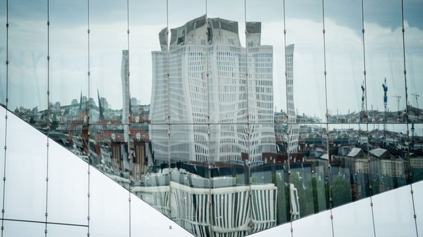 Die Universitätsklinik Charite spiegelt sich in einer Bürohausfassade in Berlin-Mitte.