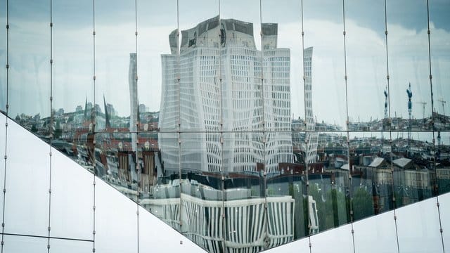 Die Universitätsklinik Charite spiegelt sich in einer Bürohausfassade in Berlin-Mitte. Die Universitätsklinik Charite spiegelt sich in einer Bürohausfassade in Berlin-Mitte.