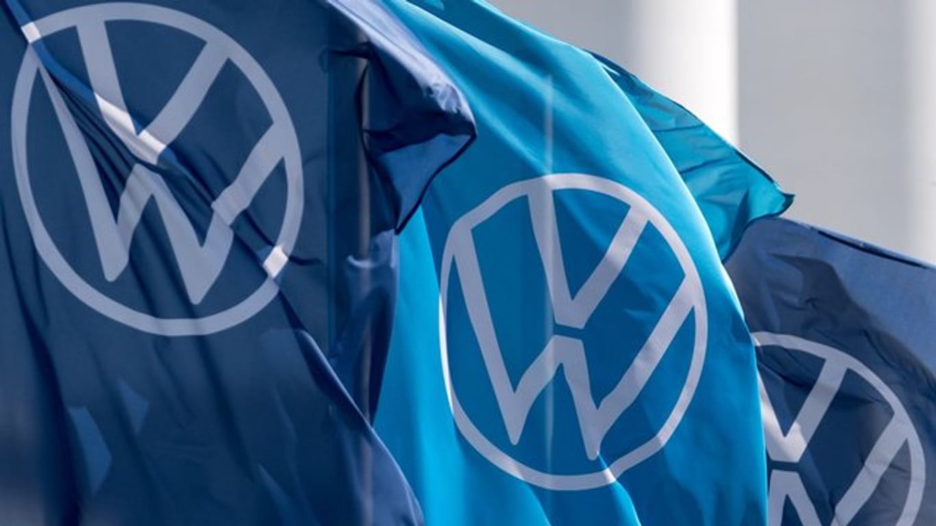 Fahnen mit dem VW-Logo