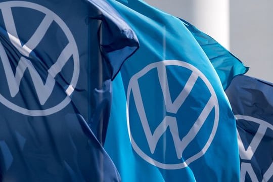 Fahnen mit dem VW-Logo