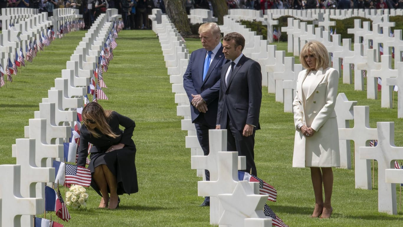 Donald Trump und Präsident Emmanuel Macron besuchen im Jahr 2019 den Soldatenfriedhof in Colleville-Sur-Mer: Bei einem Besuch in Frankfreich im Jahr 2018 hatte der US-Präsident einen Besuch des Friedhofes Aisne-Marne in Belleau abgesagt.