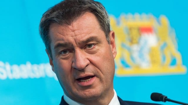 Bayerns Ministerpräsident Markus Söder bleibt in der Frage nach der Rückkehr der Fans in die Stadien skeptisch. Bayerns Ministerpräsident Markus Söder bleibt in der Frage nach der Rückkehr der Fans in die Stadien skeptisch.