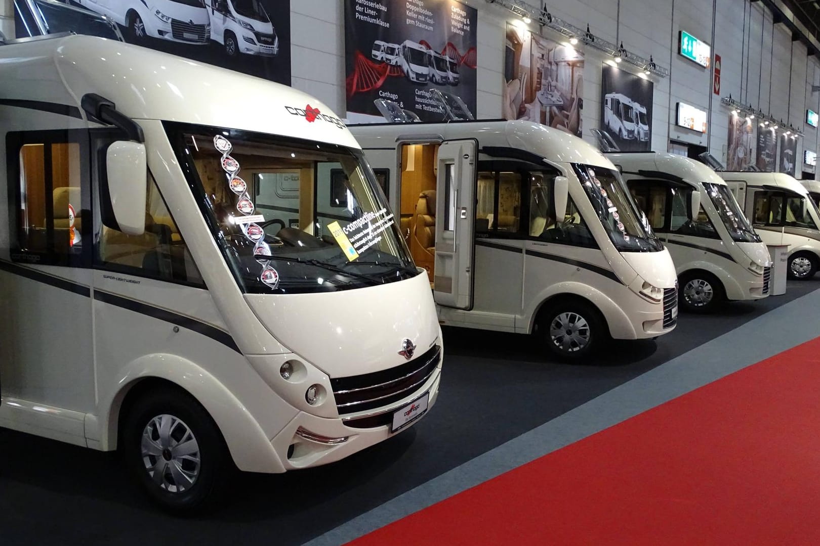 Reisemobile sind auf dem Caravan Salon 2019 ausgestellt: Trotz Corona dürfen in diesem Jahr täglich bis zu 20.000 Menschen die Messe besuchen.