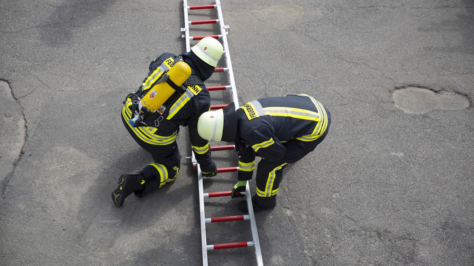 Einsatzkräfte der Feuerwehr Bonn (Symbolbild): In einem Universitätsgebäude hat es gebrannt. Einsatzkräfte der Feuerwehr Bonn (Symbolbild): In einem Universitätsgebäude hat es gebrannt.