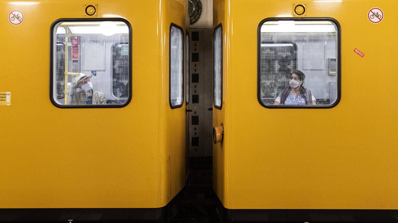 Fahrgäste sitzen in einer Berliner U-Bahn (Symbolbild): Ein kleines Mädchen wurde mehrere Meter von einer U-Bahn mitgeschleift.