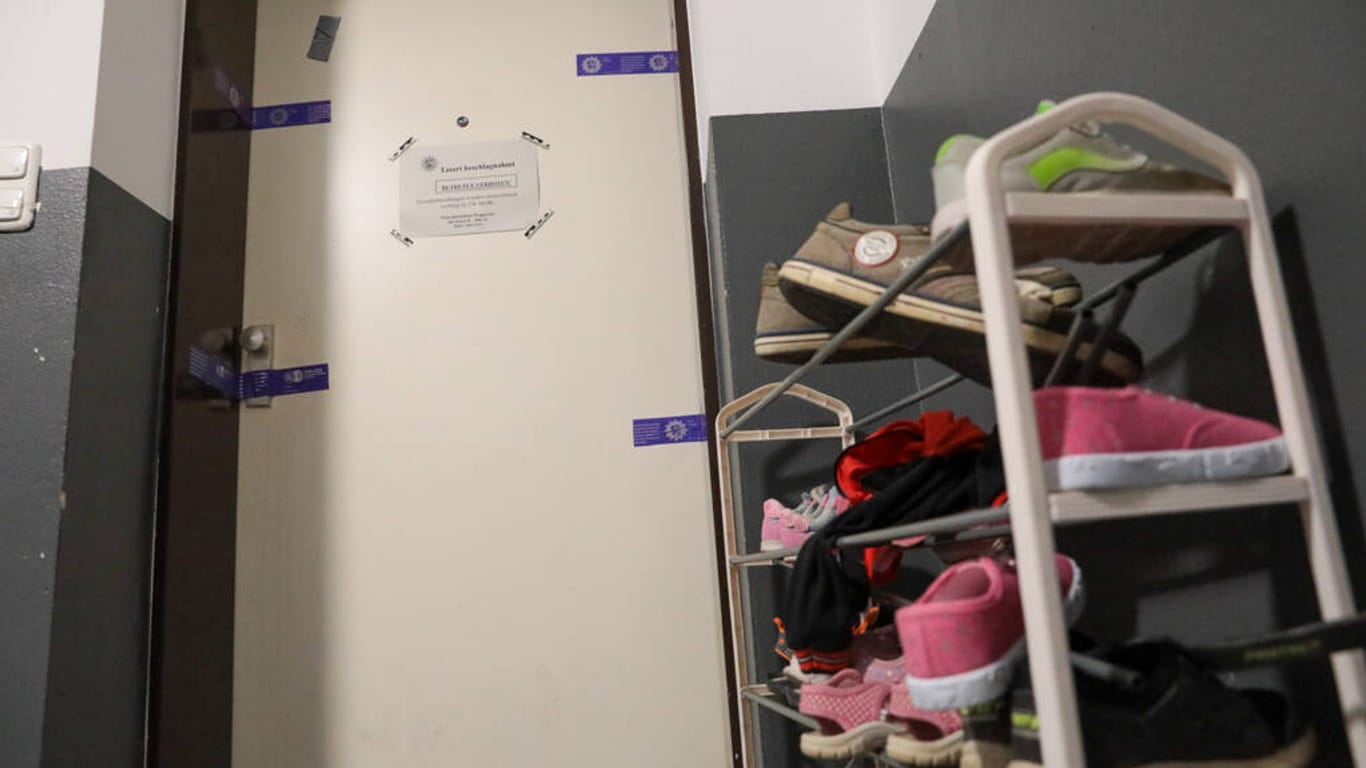 Familiendrama in Solingen: Die Wohnungstür wurde durch die Polizei versiegelt, Kinderschuhe stapeln sich im Treppenhaus.
