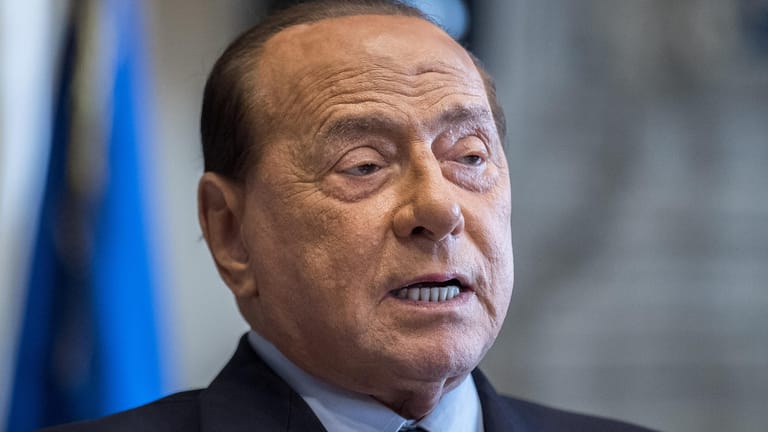 Silvio Berlusconi, ehemaliger Premierminister von Italien: Der 83-Jährige wird im Krankenhaus wegen einer Corona-Infektion behandelt.