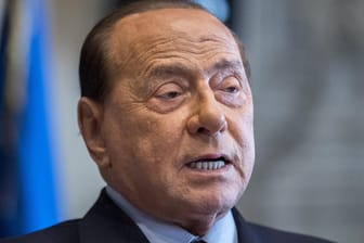 Silvio Berlusconi, ehemaliger Premierminister von Italien: Der 83-Jährige wird im Krankenhaus wegen einer Corona-Infektion behandelt.
