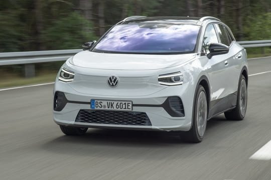 Kokettes Versteckspiel: Auch auf den letzten Testfahrten will VW den elektrischen ID.4 noch nicht gänzlich unverhüllt zeigen.