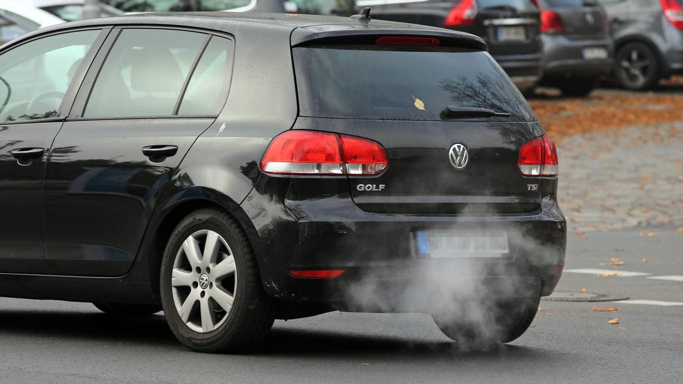 Abgase kommen aus dem Auspuff eines VW Golf (Symbolbild): Das Unternehmen stellt 50.000 Klägern Zahlungen in Aussicht.