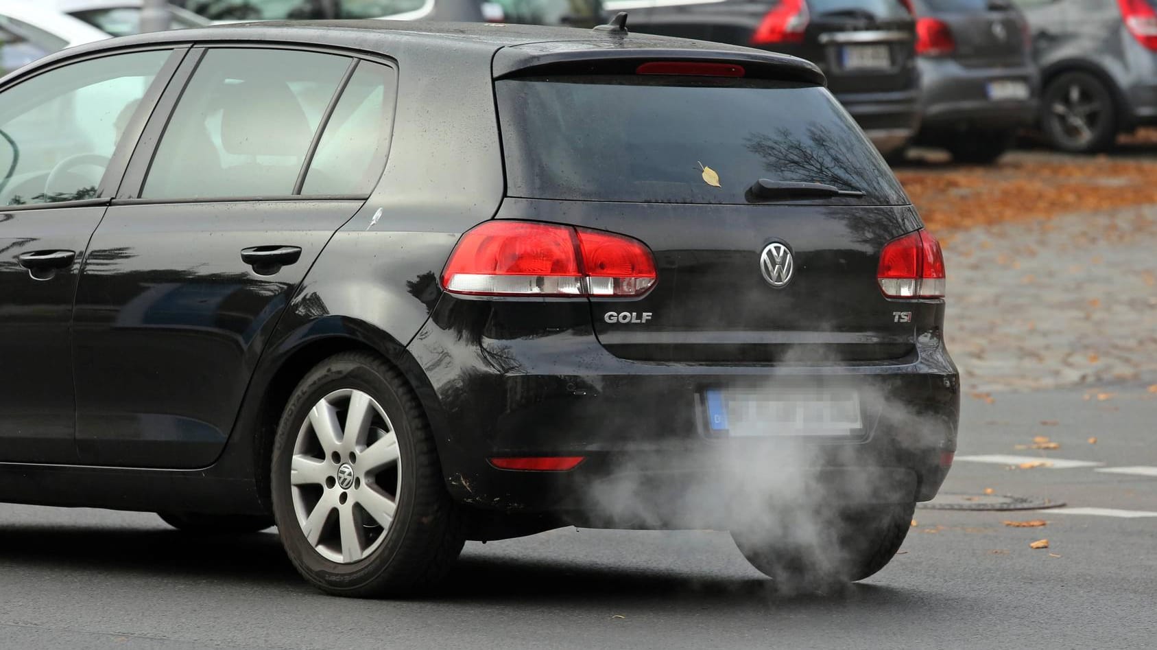 Abgase kommen aus dem Auspuff eines VW Golf (Symbolbild): Das Unternehmen stellt 50.000 Klägern Zahlungen in Aussicht. Abgase kommen aus dem Auspuff eines VW Golf (Symbolbild): Das Unternehmen stellt 50.000 Klägern Zahlungen in Aussicht.