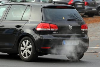 Abgase kommen aus dem Auspuff eines VW Golf (Symbolbild): Das Unternehmen stellt 50.000 Klägern Zahlungen in Aussicht.