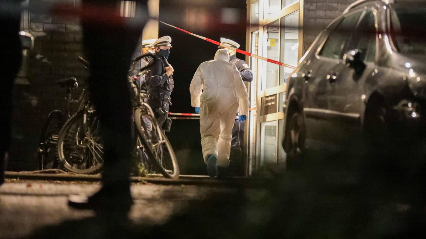Solingen: Beamte der Kriminaltechnik sicherten Spuren am Tatort.