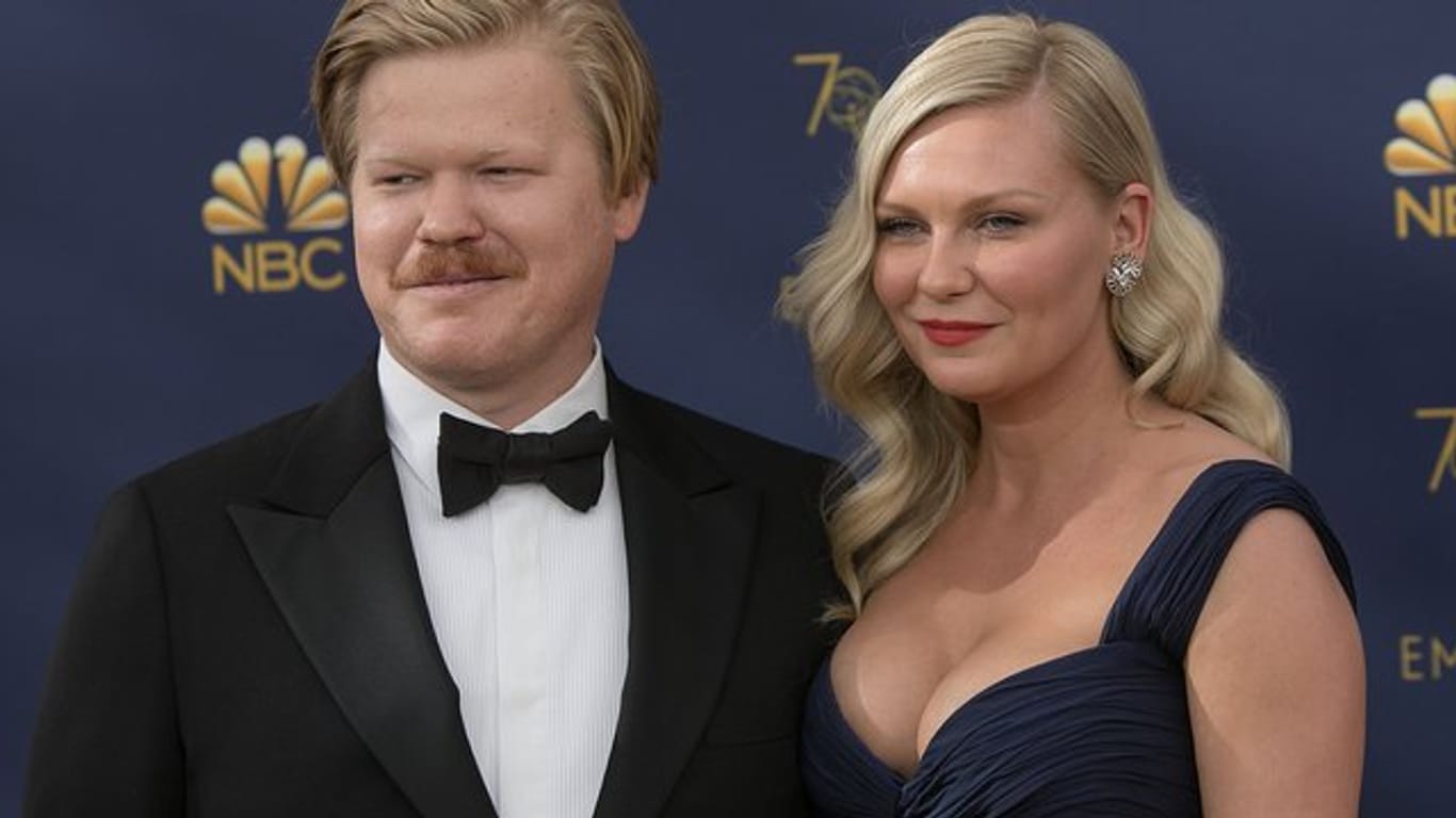 Kirsten Dunst mit ihrem Ehemann Jesse Plemons 2018 bei den Emmy Awards.